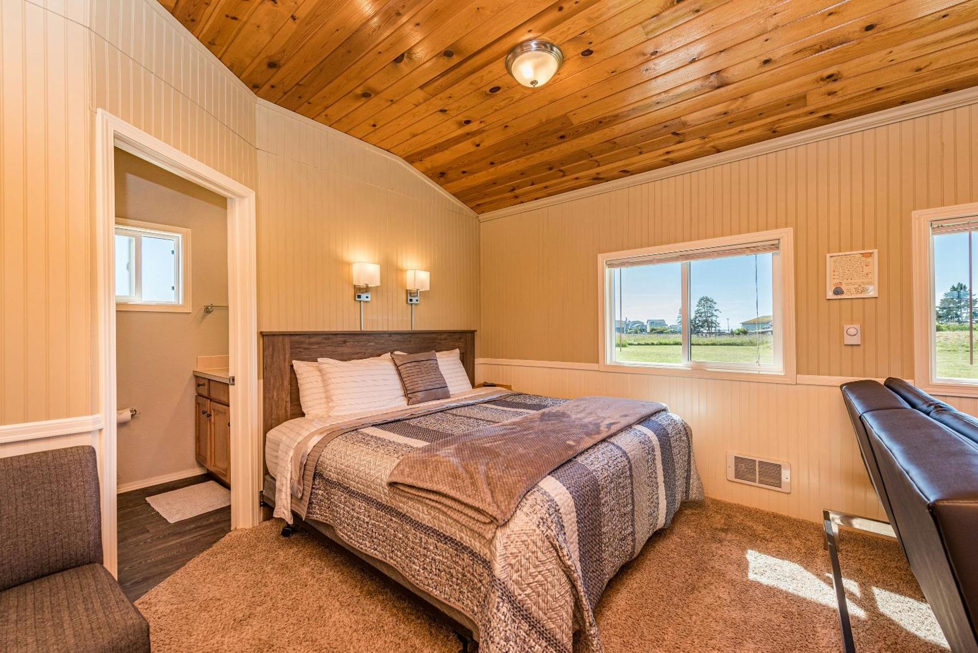 Hotel Juan De Fuca Waterfront &