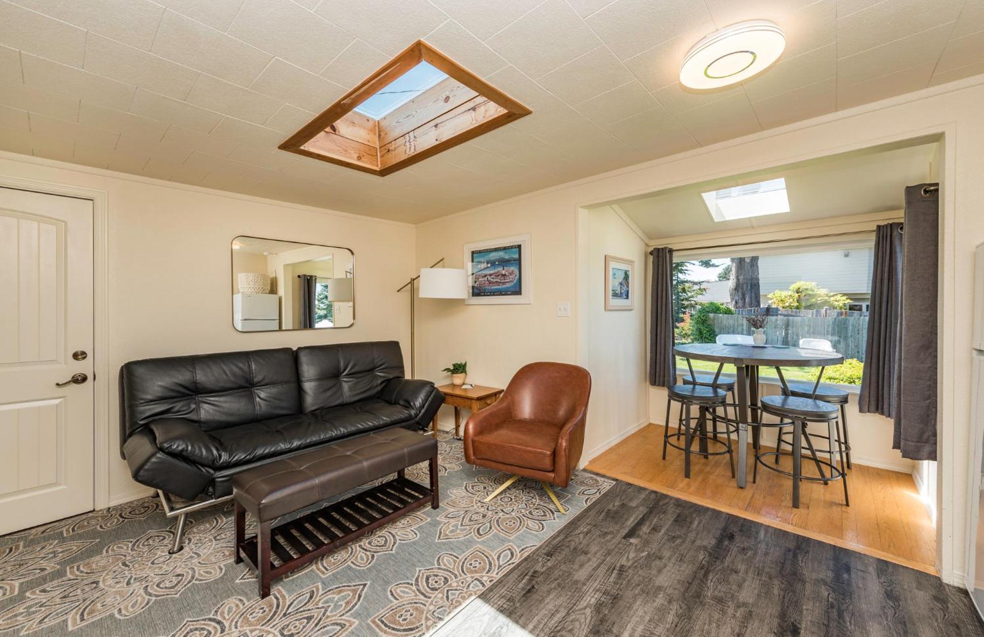 Hotel Juan De Fuca Waterfront &