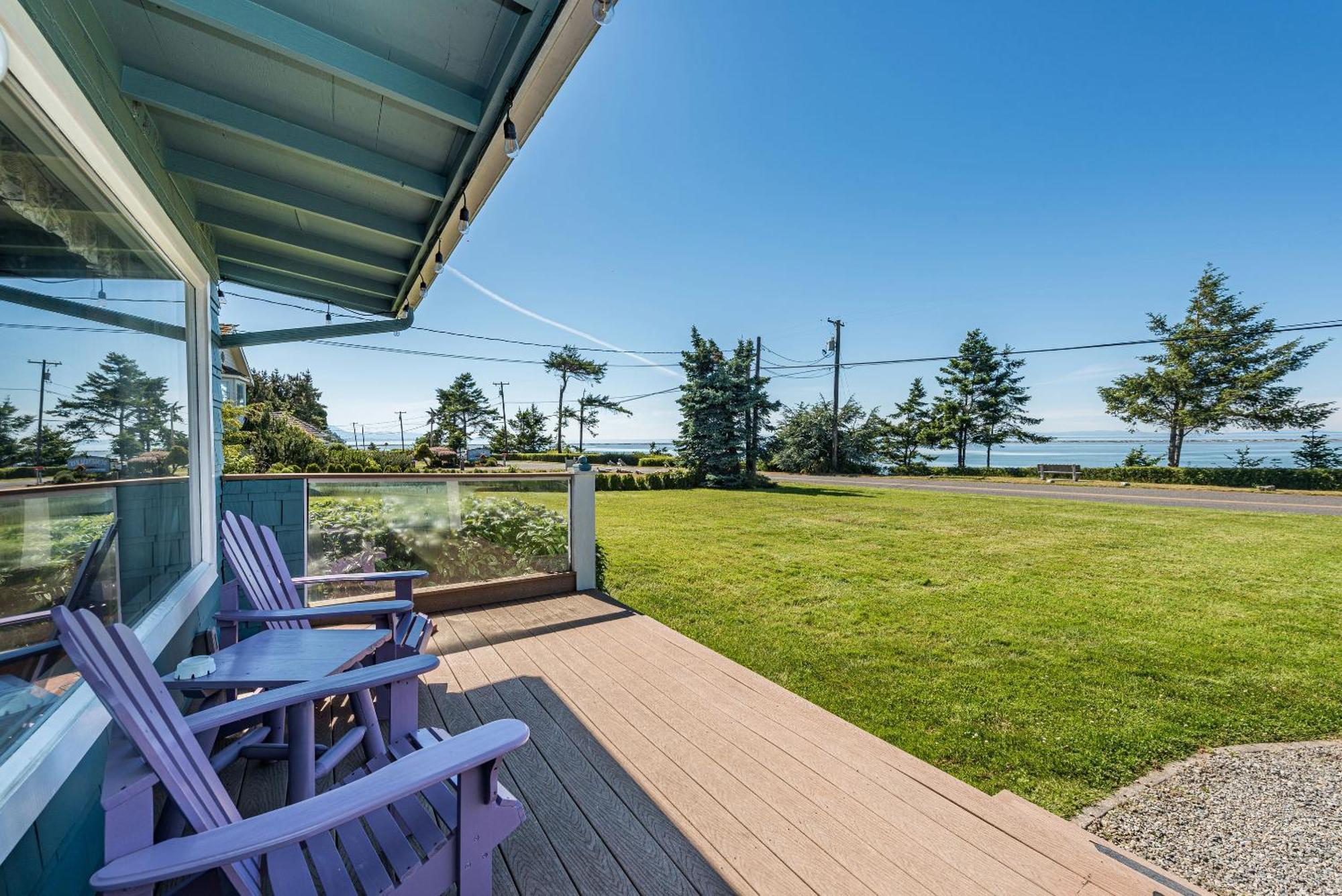 Juan De Fuca Waterfront & Hotel